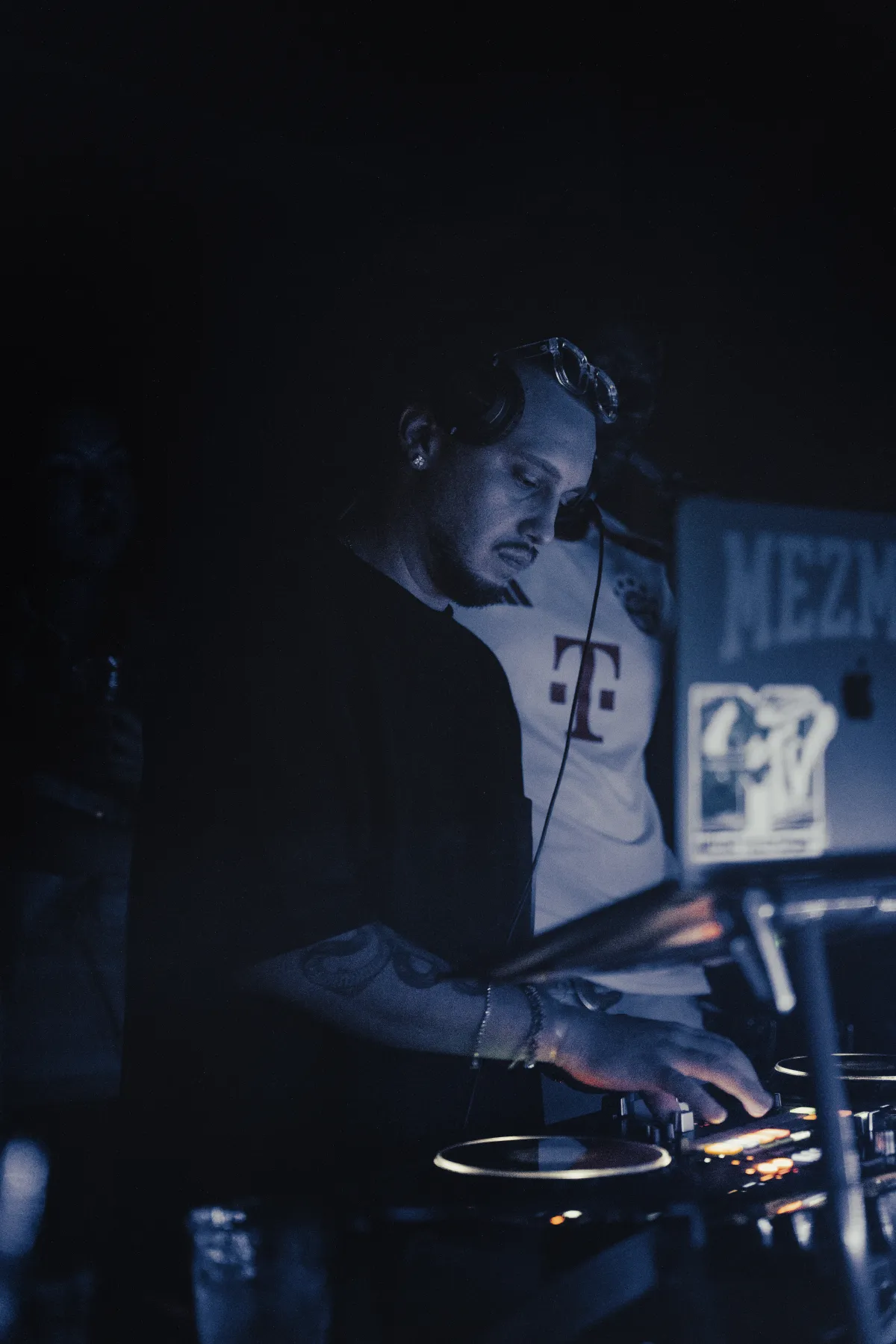 MEZMOE bei einem dunklen Clubset
