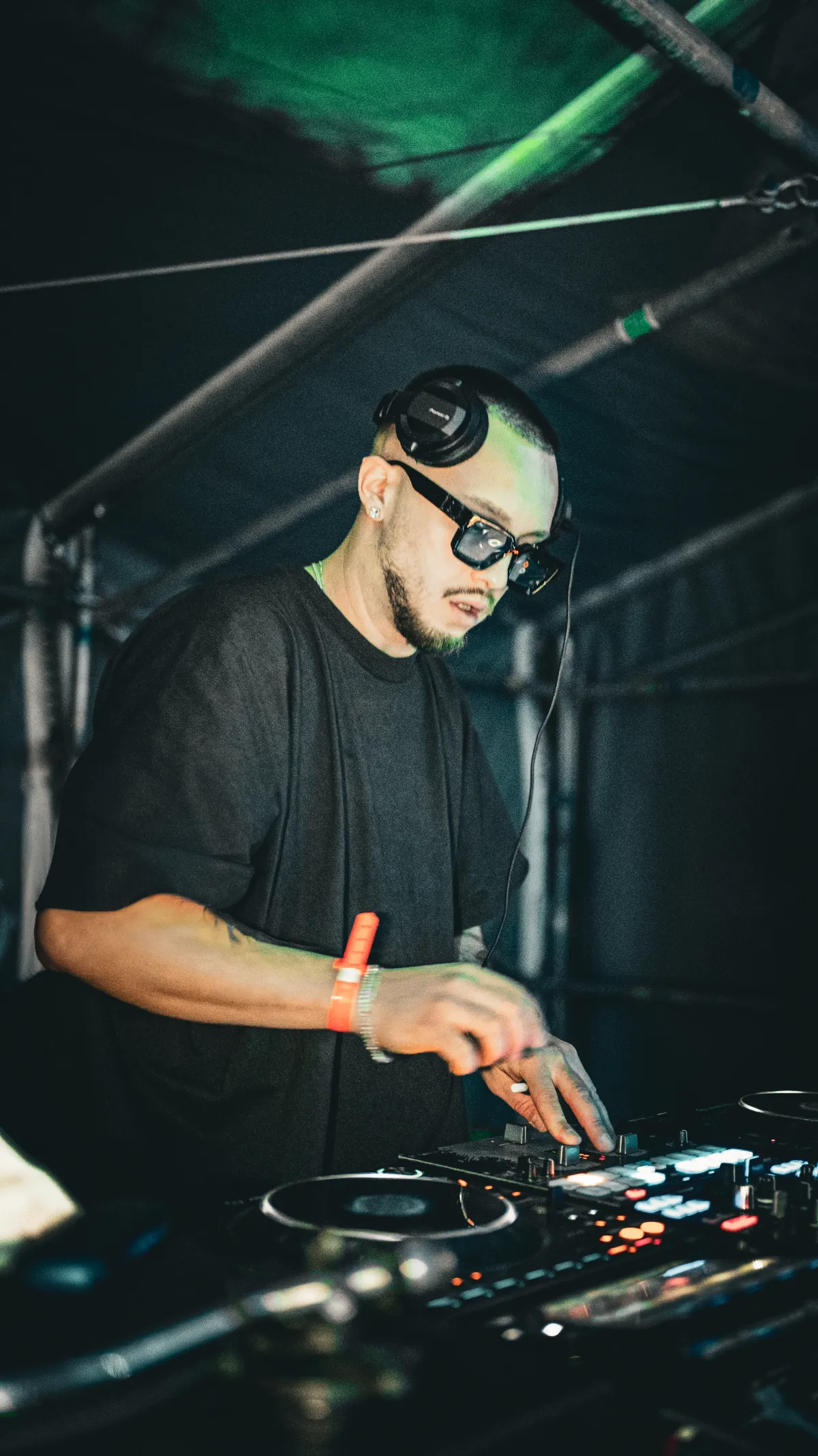 MEZMOE am DJ-Pult beim Modular Festival