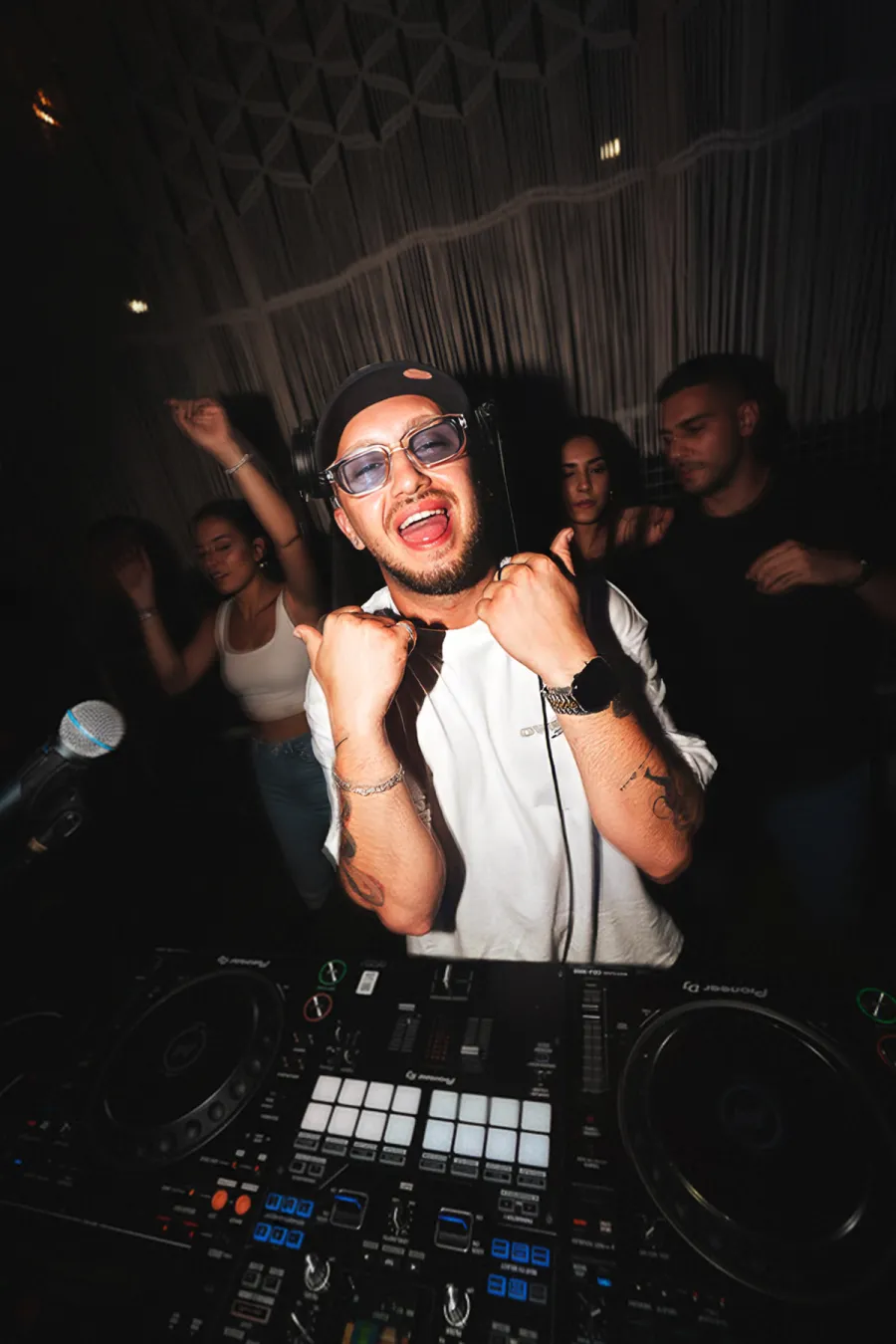 MEZMOE während eines VIBE Clubsets